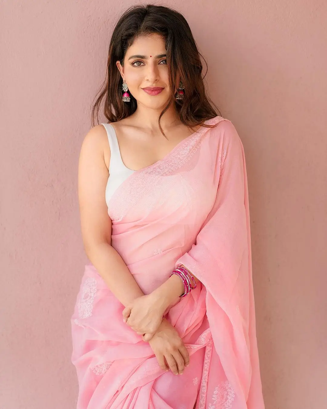 INDIAN GIRL ISWARYA MENON IN TRADITIONAL PINK SAREE SLEEVELESS WHITE BLOUSE